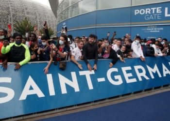 Paris’te Lionel Messi üzüntüsü… Binlerce insan bekledi