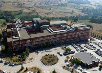 9 yıldır öğrencisi olmayan fakültede dekan ve personeline maaş ödenmiş