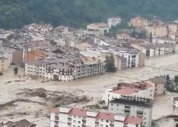 ‘HES barajının kapağını açmışlar, yıkılan binanın kanalı tıkaması sonucu su şehre taşmış’