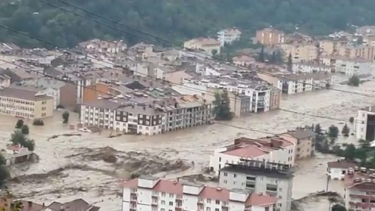 ‘HES barajının kapağını açmışlar, yıkılan binanın kanalı tıkaması sonucu su şehre taşmış’