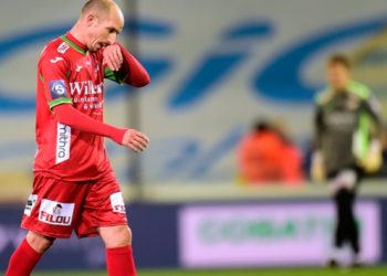 Kalbindeki sağlık sorunu nedeniyle futbolu bırakan ünlü futbolcu kalp krizine yenik düştü
