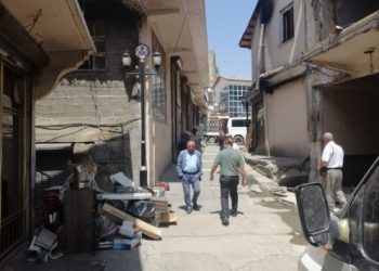 Bitlis’te yıkıma karşı çıkan esnafın kapıları polis eşliğinde söküldü