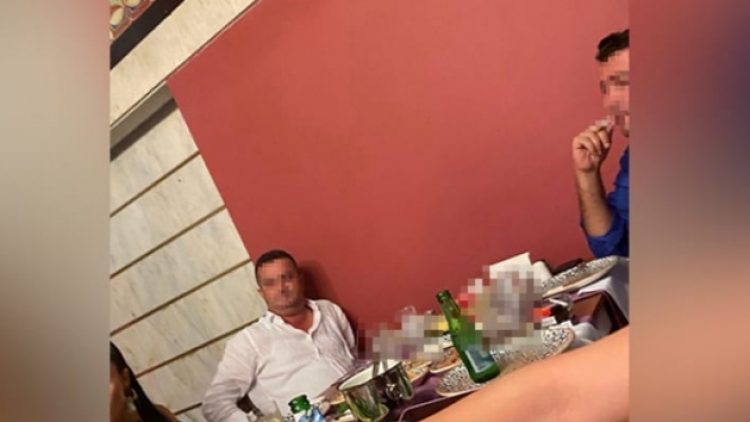 Beraat ettirdiği sanıkla görüntülenen hakim açığa alındı