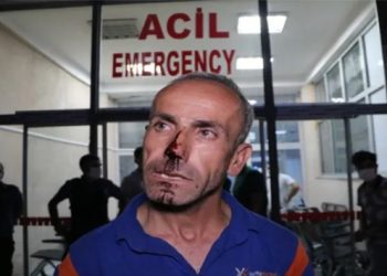 Hakkari’de kar maskeli polisler kargocuyu darp etti