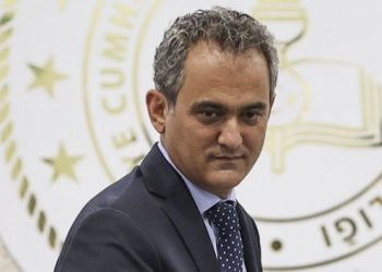 Yeni Bakan Özer sansürle başladı