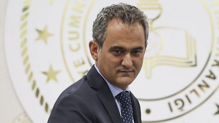 Yeni Bakan Özer sansürle başladı