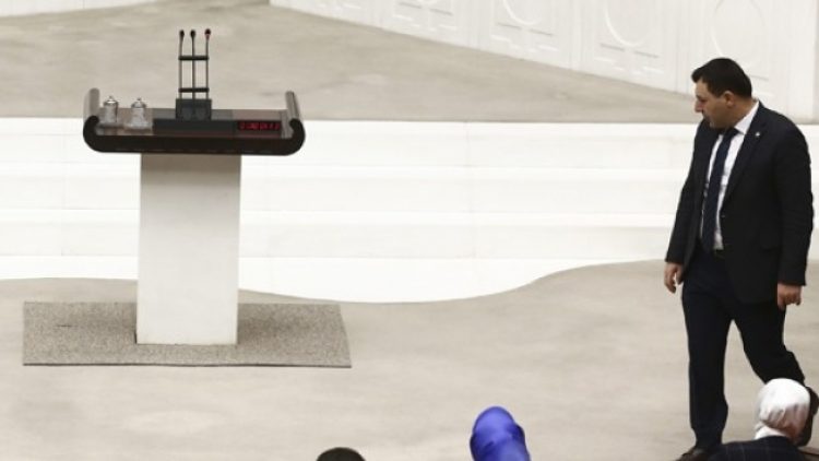 “Yemin etmek dışında Meclis kürsüsüne çıkmamış AKP’li vekiller var”