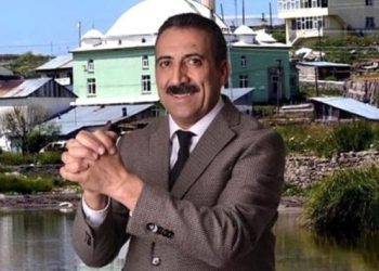 Yol sorununa çare arayan vatandaş sopasını, AKP’li belediye başkanı silahını çekti!