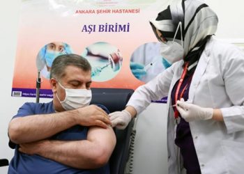 Bakan Koca: Covid-19 geçirip antikor düzeyi yüksek olanlar da aşı olmalı