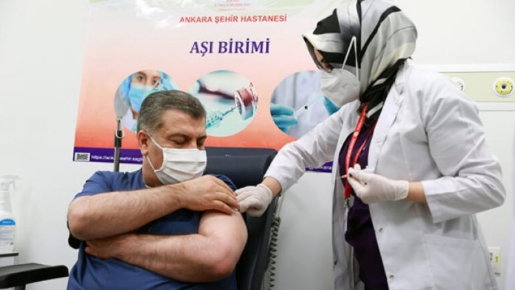 Bakan Koca: Covid-19 geçirip antikor düzeyi yüksek olanlar da aşı olmalı