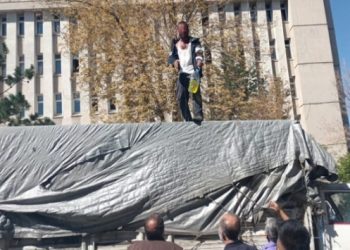 Erzurum Adliyesi önünde intihar girişimi: Benzin döküp kendini yakmak istedi