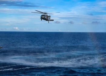 ABD donanmasına ait helikopter okyanusa düştü