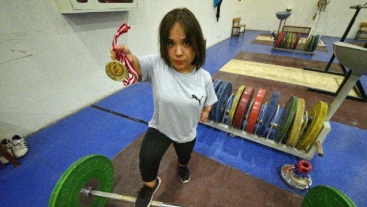 Kollarını güçlendirmek için başladığı halterde şampiyon oldu