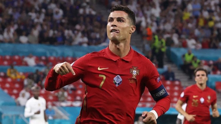 Cristiano Ronaldo bir kez daha tarihe geçti
