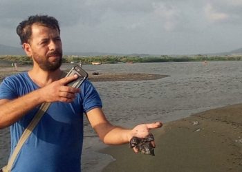 Hatay Samandağ’da sahile petrol atığı vurdu