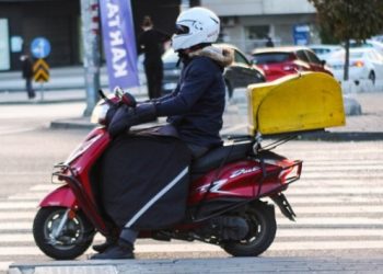 Kuryelik yapan genç işçi açık rögar kapağına takılarak öldü
