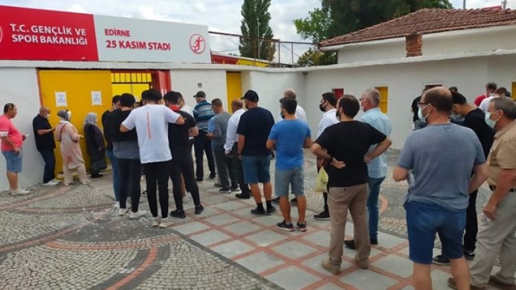 Aşı olmayanlar stadyuma alınmadı