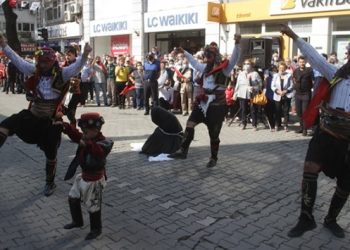 Edremit kaymakamı ‘zincire vurulmuş kadın temsili’ nedeniyle merkeze çekildi