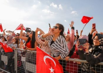 Aşı karşıtları Maltepe’de maskesiz miting yaptı
