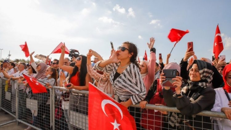 Aşı karşıtları Maltepe’de maskesiz miting yaptı