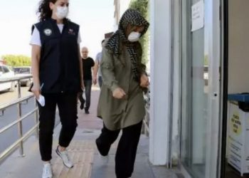 Eşi de hapiste: Emel öğretmen sokakta yürürken gözaltına alındı
