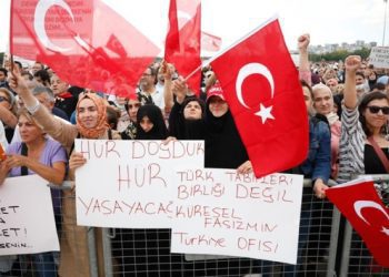 Aşı karşıtı mitinge izin vermeyen kaymakama sürgün