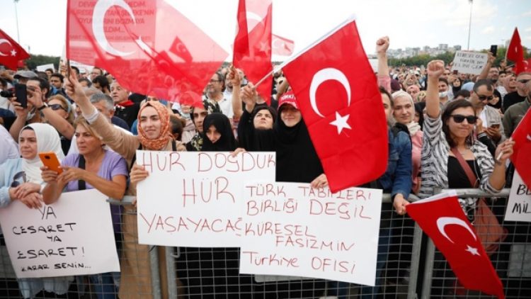 Aşı karşıtı mitinge izin vermeyen kaymakama sürgün