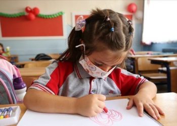 ‘Okullar önlem alınmadan açıldı, şimdi sınıflar kapanıyor’