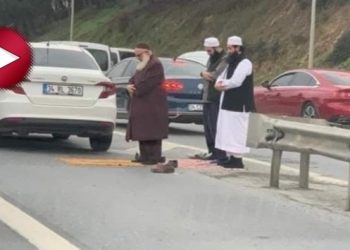 Otoyolda trafiğin ortasında namaza duranların amacı ne?