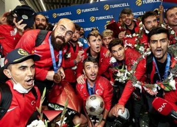 Şampiyonlara coşkulu karşılama