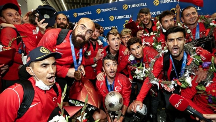 Şampiyonlara coşkulu karşılama