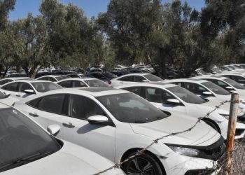 Sıfır üretilen yüzlerce araç boş arazide öylece bekletiliyor!