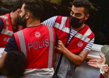 Polis ‘Barınamıyoruz’ eylemi ile yurt isteyen öğrencileri gözaltına aldı