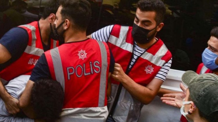 Polis ‘Barınamıyoruz’ eylemi ile yurt isteyen öğrencileri gözaltına aldı
