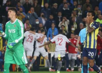 Fenerbahçe, Olympiakos karşısında bozguna uğradı: 0-3