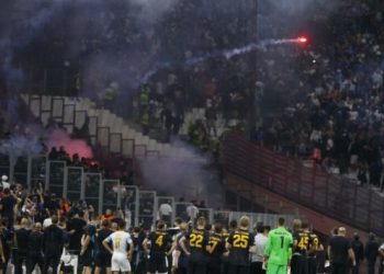 Marsilya-Galatasaray maçı tribündeki olaylardan dolayı 10 dakika durdu