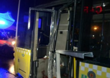 Halk otobüsünün motoruna bariyer saplandı: 1’i ağır 4 yaralı