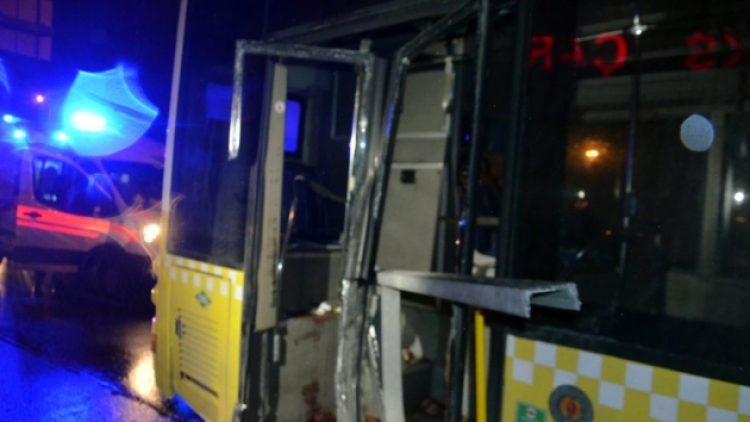 Halk otobüsünün motoruna bariyer saplandı: 1’i ağır 4 yaralı