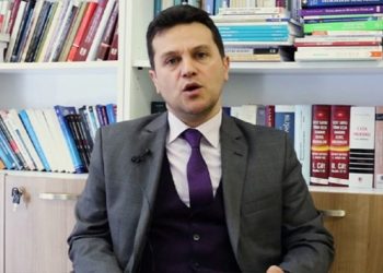 Kuzenini müdür, arkadaşını rektör yardımcısı, kendisini de dekan olarak atadı