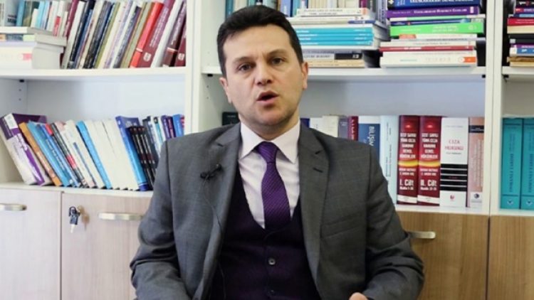 Kuzenini müdür, arkadaşını rektör yardımcısı, kendisini de dekan olarak atadı