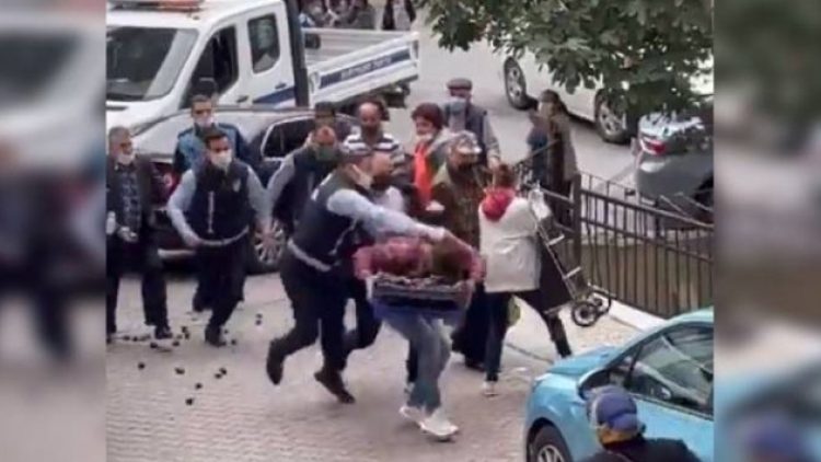 Kağıthane’de zabıtalar meyve satan genci tekme tokat dövdü