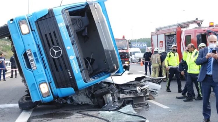 Kuzey Marmara Otoyolu’nda kamyon otomobilin üzerine devrildi