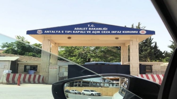 Cezaevindeki ziyaretçi arama odasındaki kamerayı ihbar eden memur sürgün edildi