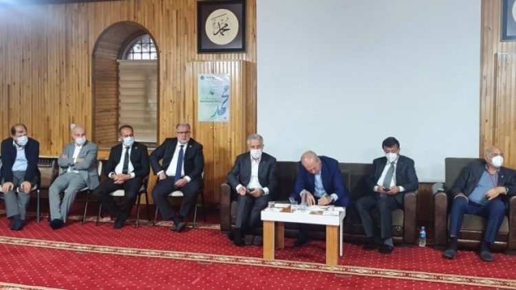 AKP camide protokolü yaygınlaştırıyor: Mihrap önüne koltuk dizip ilçenin sorunlarını görüştüler