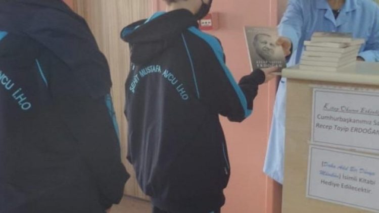 Ortaokul öğrencilerine Erdoğan’ın kitabı dağıtıldı