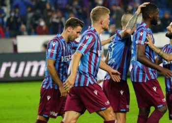 Karadeniz derbisinde lider öldü öldü dirildi!