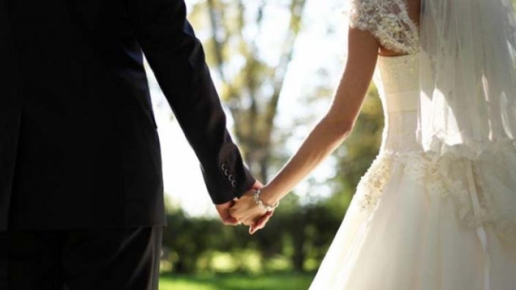 Diyanet’in yeni hedefi düğün fotoğrafı: Ağacın altında uzanıp resim çektiriyorlar