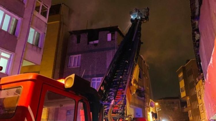 Yangında mahsur kalan 3 kişi 4. kattan atladı