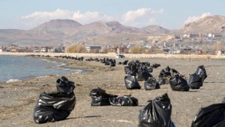 Van Gölü’nden 40 ton çöp toplandı