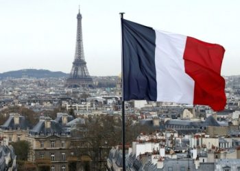 Macron, Fransa bayrağının renk tonunda değişikliğe gitti